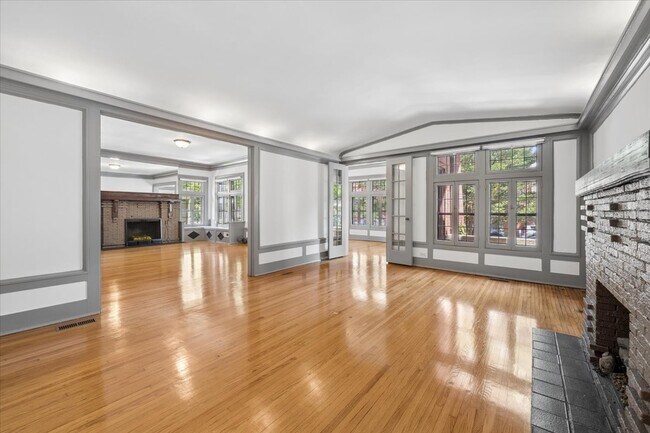 Building Photo - 717 W Junior Terrace