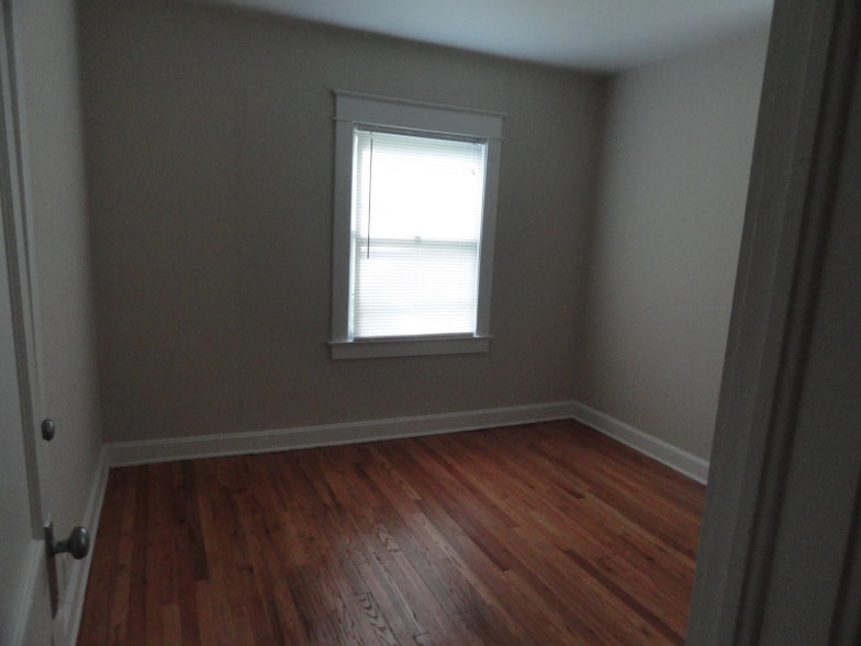 Building Photo - 528 S Cedar Ave