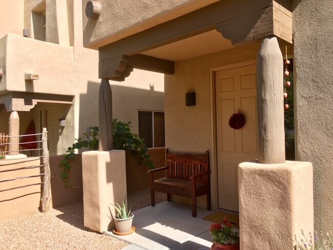 Building Photo - Beautiful Fully Furnished 2 Bedroom Townho...