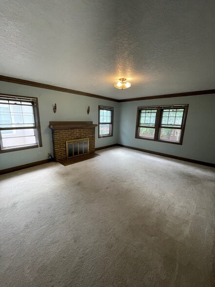 14 x 18 Living Room with working wood fireplace! - 1223 NE Schuyler St