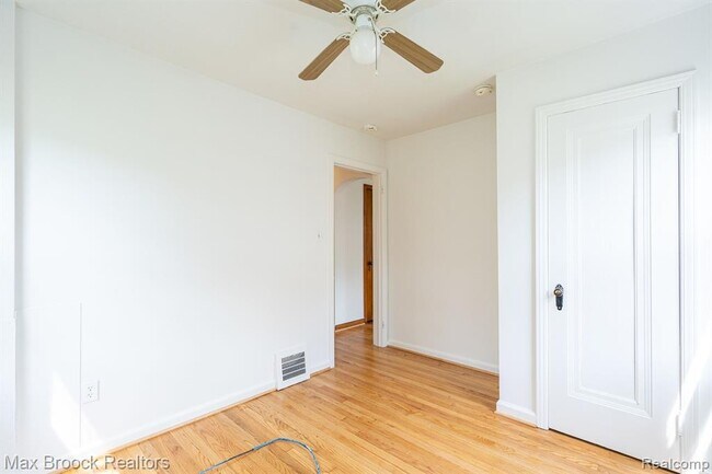Building Photo - 1587 Leroy St