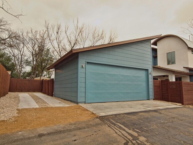 Building Photo - 603 W 30th St