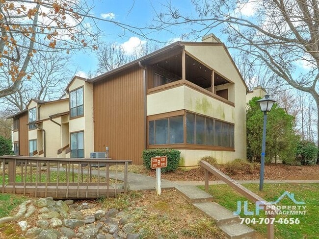 Building Photo - Great 2 bed/2 bath Condo in Convenient Charlotte Area!
