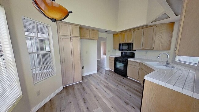 Building Photo - 806 S Sapphire Ln