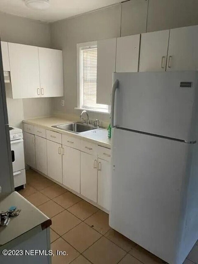 Building Photo - Garage apartment with large patio!!