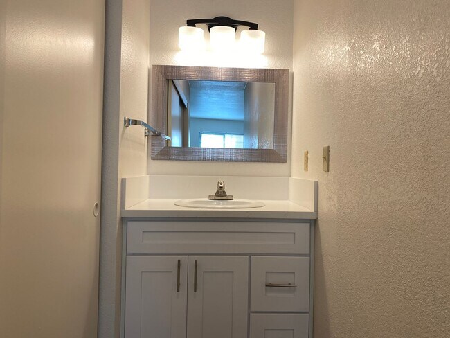 Building Photo - Renovated 2 Bedroom at La Tierra Gardens