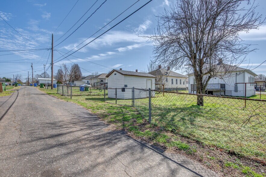 Building Photo - 21 Maple Ave