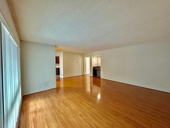 Building Photo - Fox Hills 2 Bd Condo *$500.00 Off First Month's Rent!*