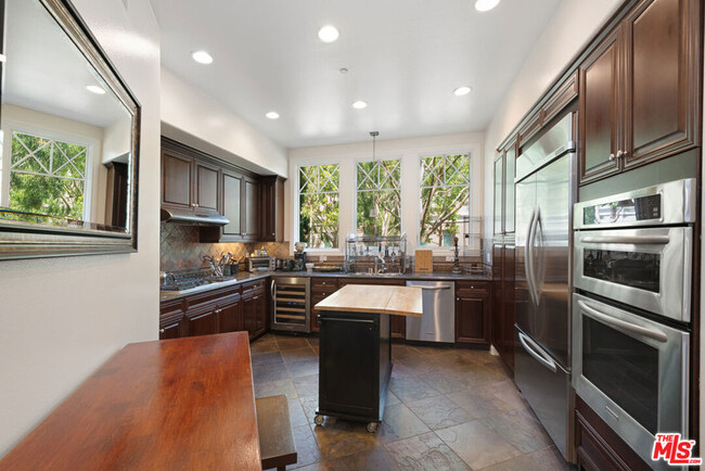 Building Photo - 6241 Crescent Park W