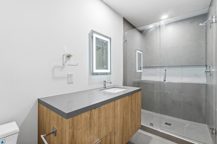 Building Photo - 1400 Hibiscus Ave