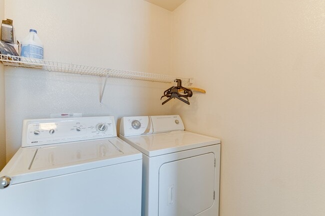 Building Photo - CHARMING 2 BEDROOM HOME IN GATED COMMUNITY...