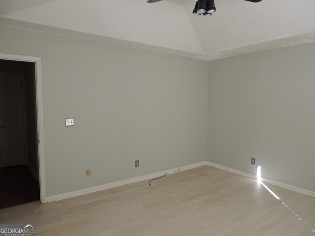 Building Photo - 492 Stonemill Manor