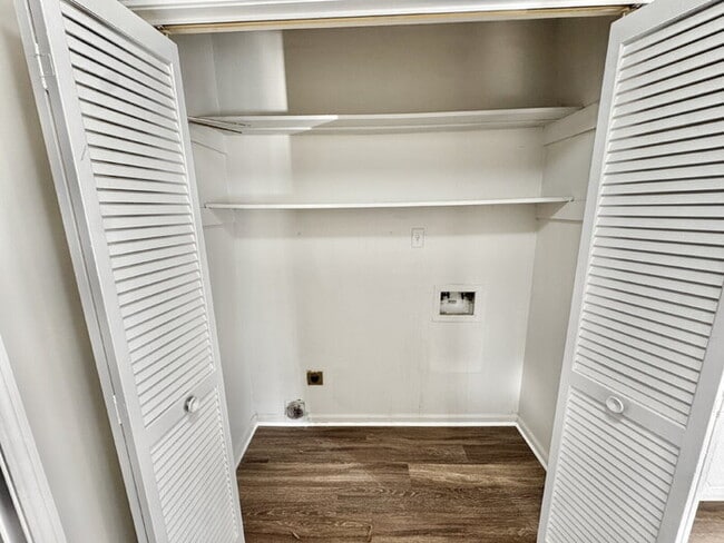 Building Photo - 6843 Amersham Dr