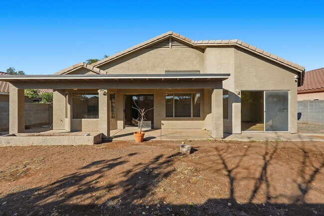 Building Photo - Four beds! Gilbert Location!
