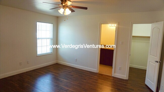 Building Photo - 9520 Prairieview Dr