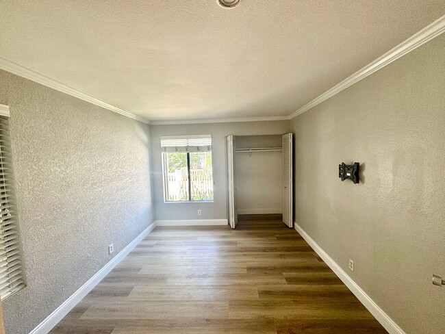 Building Photo - 2 Bedroom, Newly Renovated Beautiful Condo...