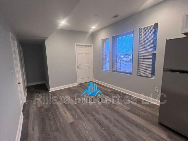 Building Photo - 1311 E Columbus Dr