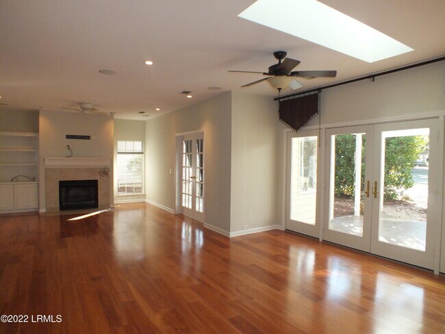 Building Photo - 714 N Reeve Rd