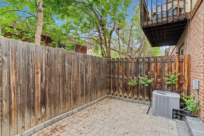 Building Photo - 2 Bedroom Townhome is Wheat Ridge!