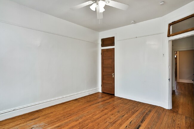 Building Photo - Charming 2-Bedroom Unit Near The Grove!