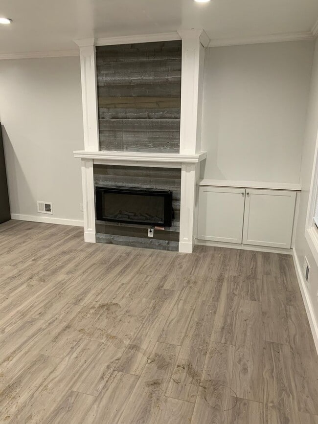 Building Photo - Gorgeous 3 Bedroom 1.5 bath with yard