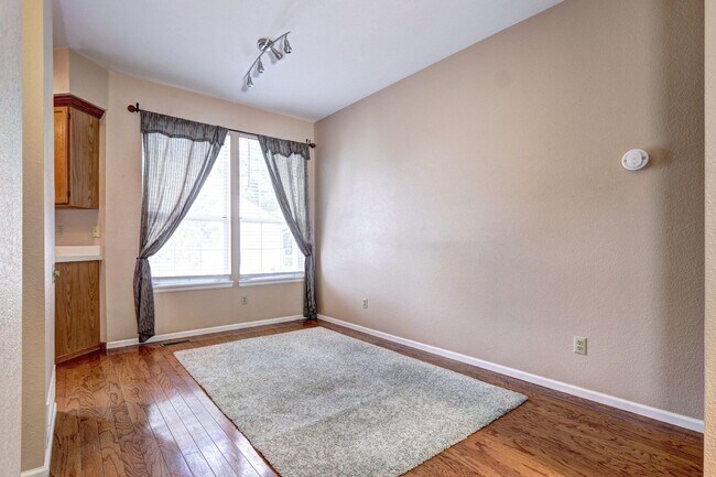 Building Photo - 2bed 2 bath townhome located in the Southp...