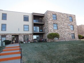 Building Photo - 1 Bedroom Condo Overlooking the Green Belt