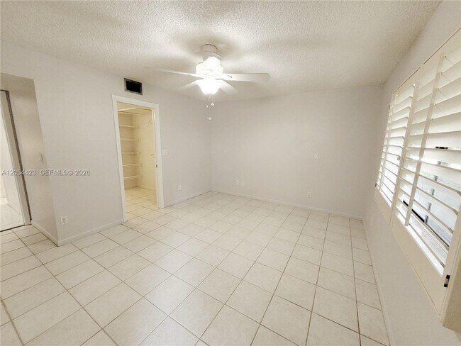 Building Photo - 7523 Greenlake Way