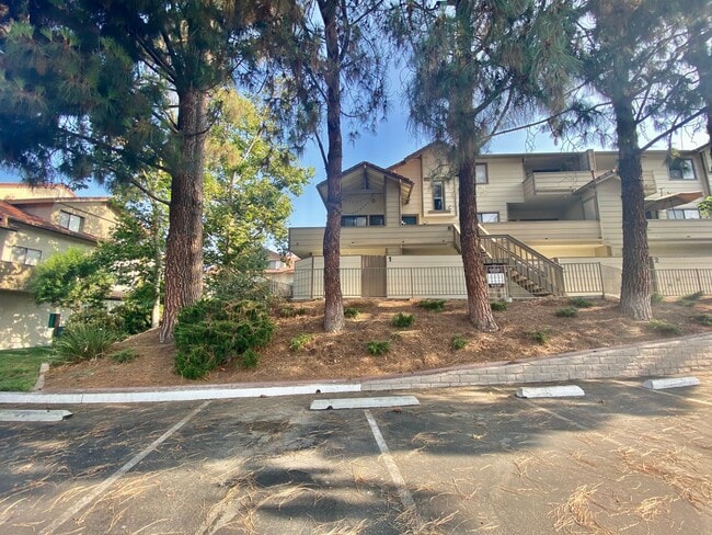 Building Photo - Thousand Oaks- Three Bedroom Condo