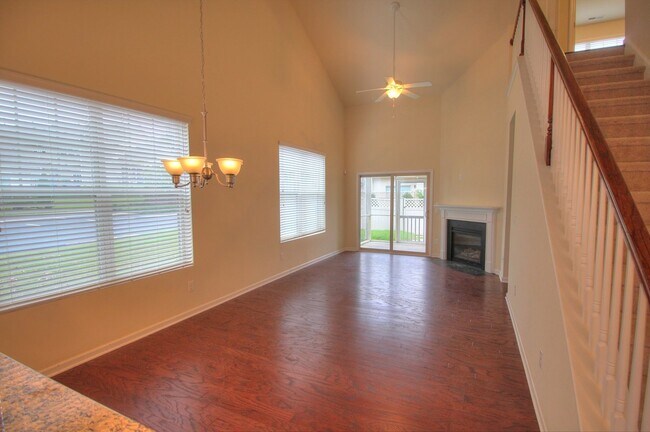 Building Photo - End Unit Townhome with Screened Porch & Fenced Yard!
