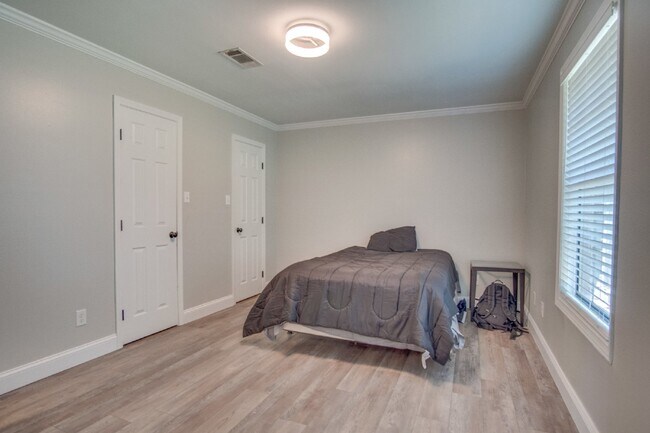 Building Photo - Modern and updated 3/ 2 bath ranch home in Old Hickory Subdivision of SW Pensacola Near NAS and P...