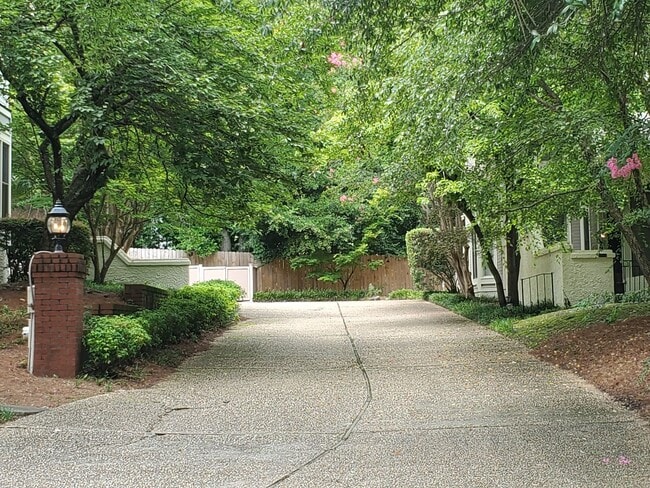 Building Photo - 733 Victorian Pl
