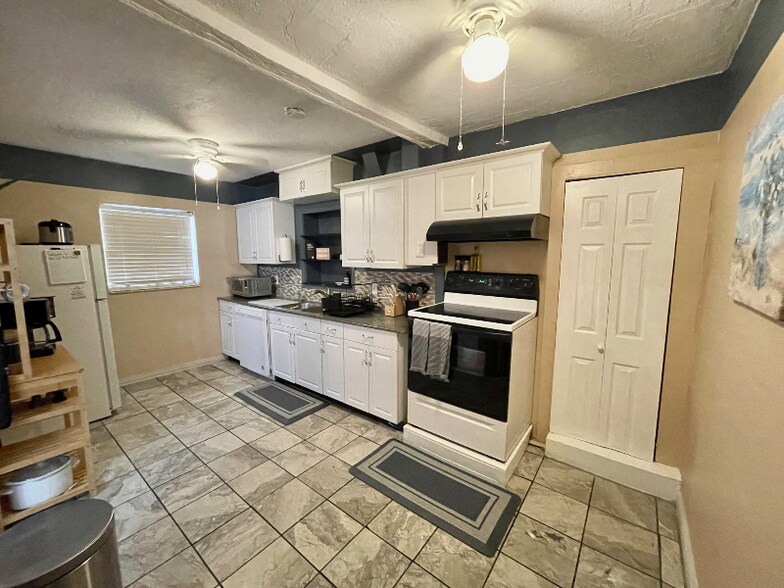 Building Photo - 193 E Highland Dr