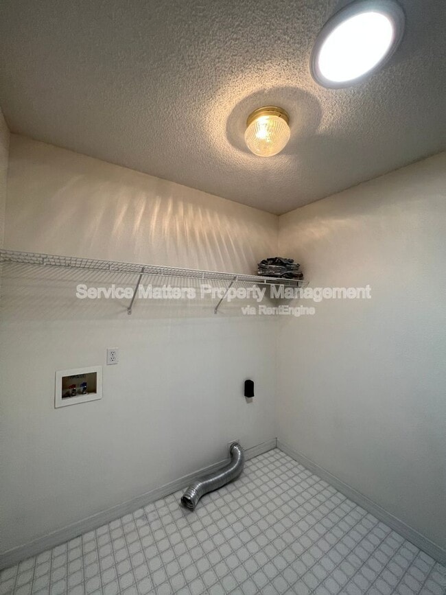 Building Photo - 4925 Hyatt Ln