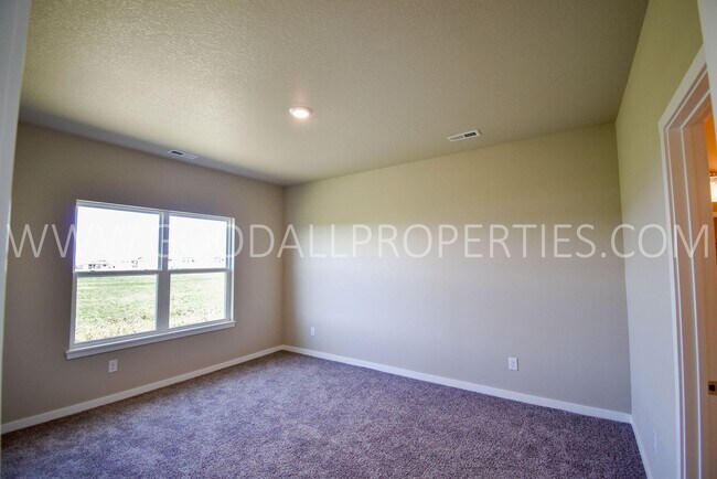Building Photo - 4 Bed 2 Bath Home in the Waukee School Dis...
