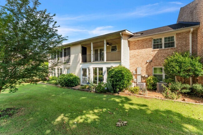 Building Photo - Beautiful 2-Bed, 2-Bath Condo with Elegant...