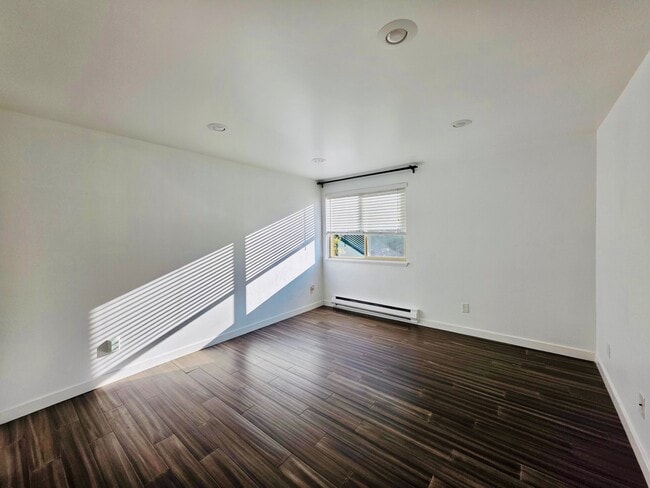 Building Photo - 4717 W Lake Sammamish Pkwy SE