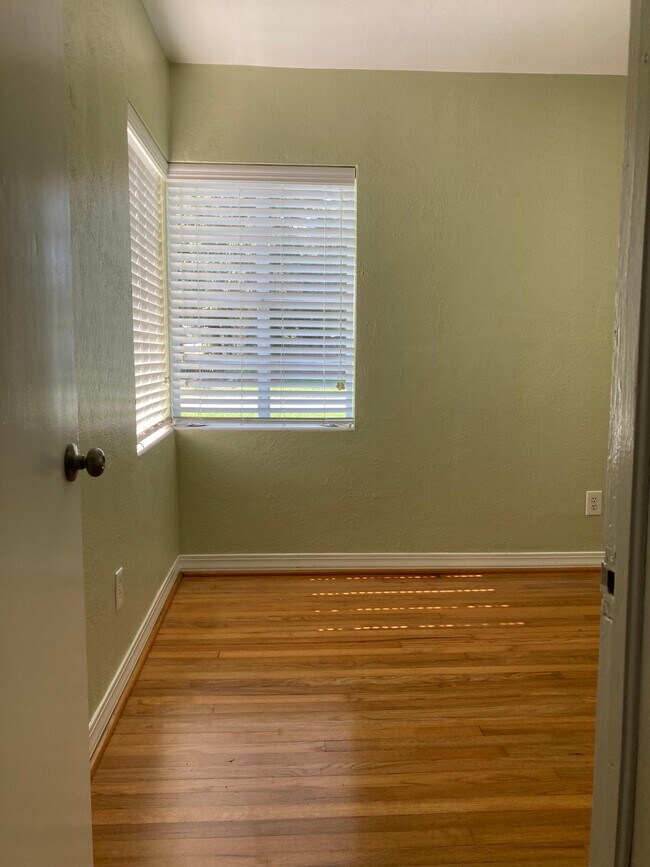 Building Photo - 1651 Knollwood Cir