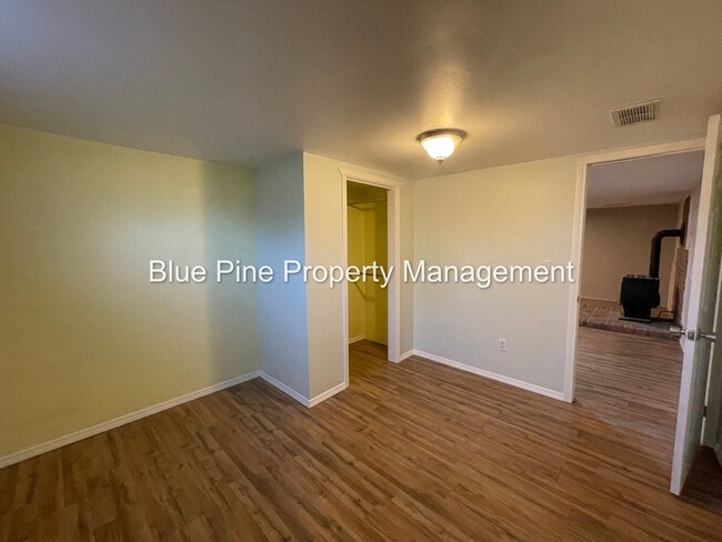 Building Photo - 395 E 24th St