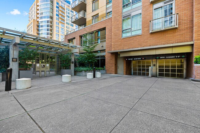 Building Photo - 910 Lenora St