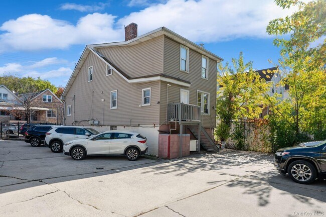 Building Photo - 611 St Lawrence Ave