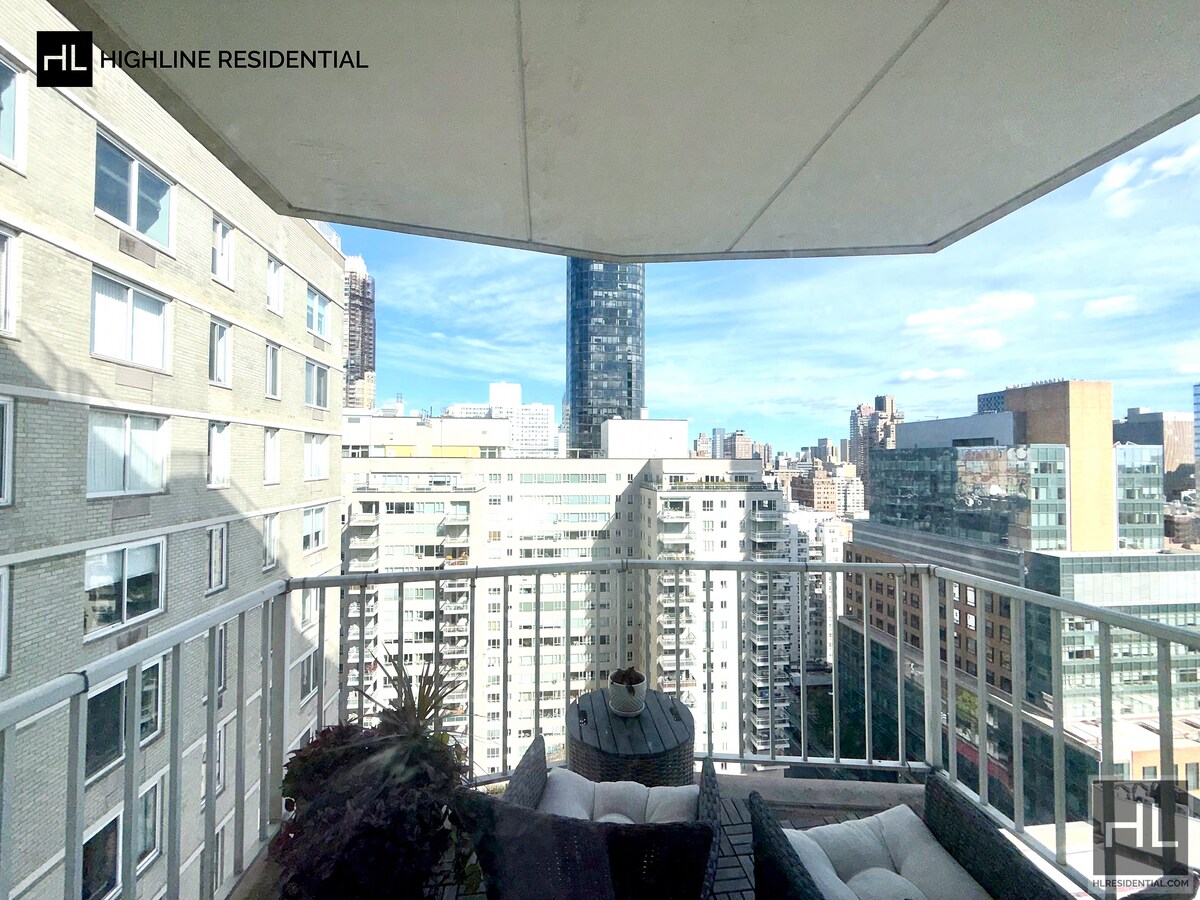 Building Photo - 220 E 65th St