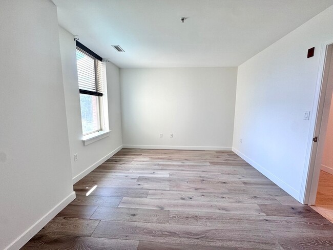 Building Photo - 323 Boylston St