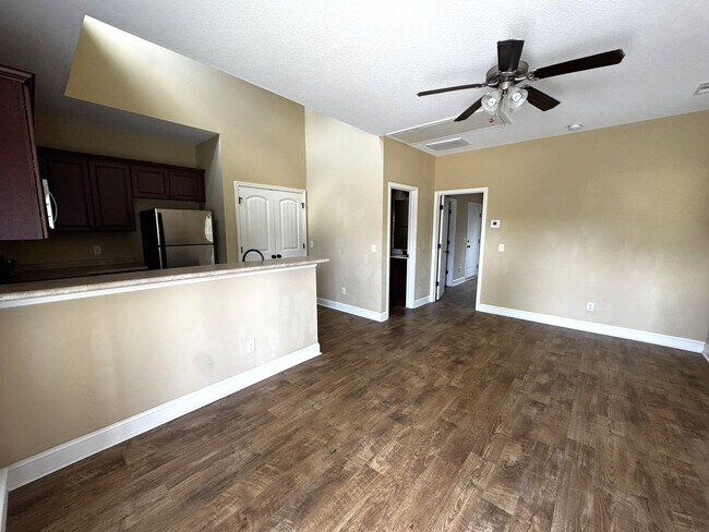 Building Photo - 10 E Grady St