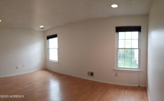 Building Photo - 320 Tulip Ln