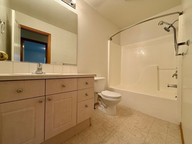 Building Photo - COME TAKE A LOOK AT THIS BEAUTIFUL NEWLY UPDATED HOME IN REDMOND!!