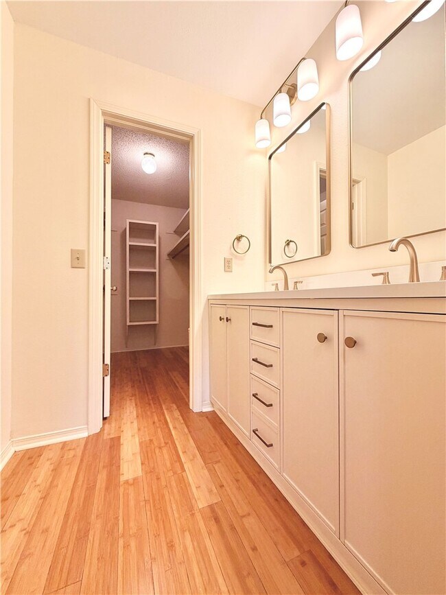 Building Photo - 11 Blakeney Ln