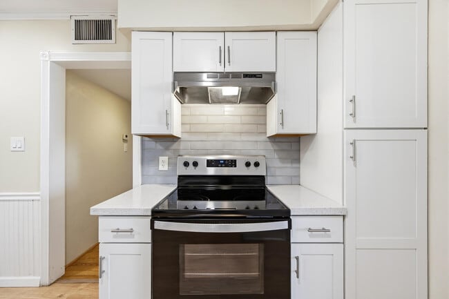 Building Photo - 2421 W Anderson Ave