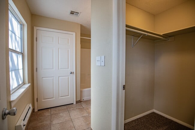 Building Photo - Charming 3 bedroom, 2 bath
