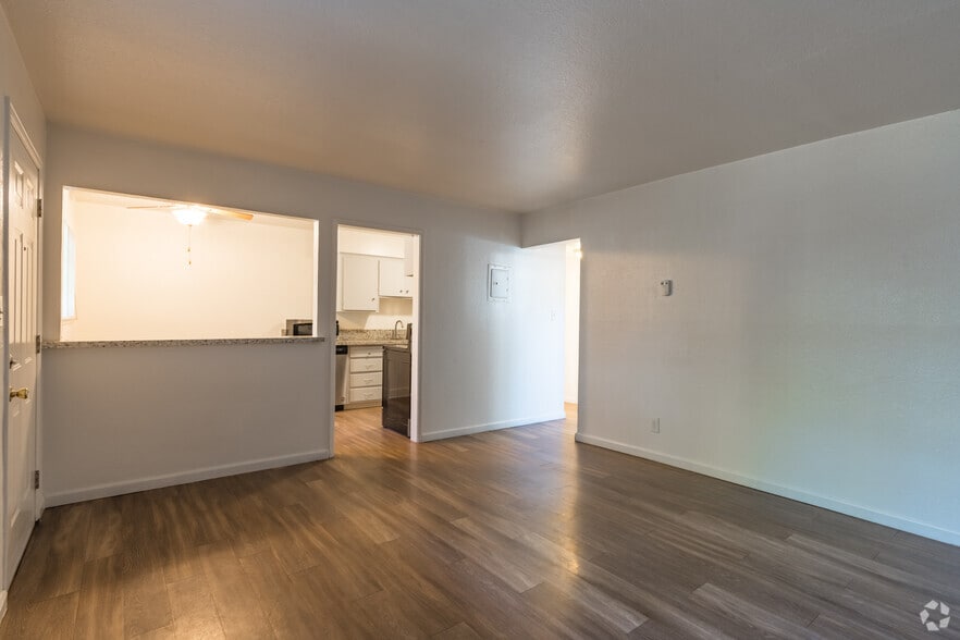 1BR, 1BA - 580SF - Living Room - River Bend Park